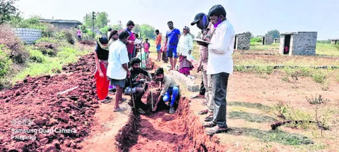 ‘ఉపాధి’లో వేతన వెతలు