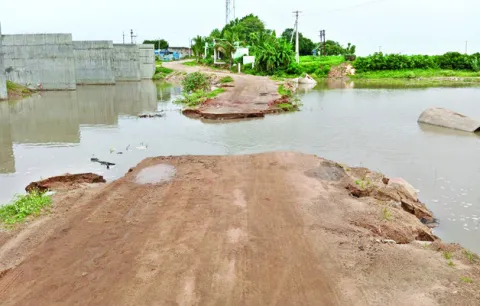 కొట్టుకుపోయిన తాత్కాలిక రోడ్డు 