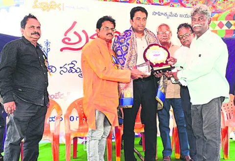 కవులు, రచయితల శక్తి అసామాన్యమైనది 