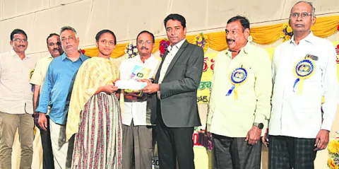 విద్యకు పేదరికం అడ్డు కాకూడదు 
