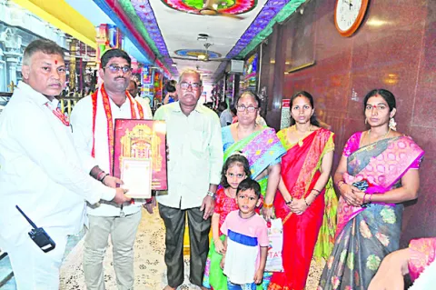 దుర్గగుడికి పలువురు భక్తుల విరాళాలు 