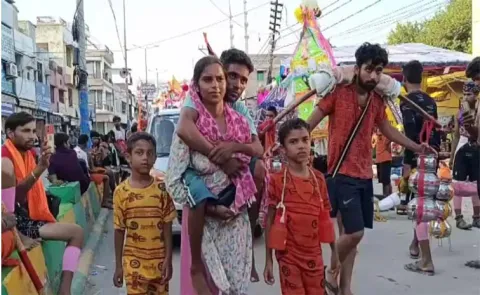 Wife Carries Husband On Her Back For 150 km During Kanwar Yatra Goes Viral8