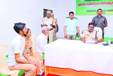 షేర్లలో లాభాల పేరిట రూ.57.20 లక్షల మేర మోసం 