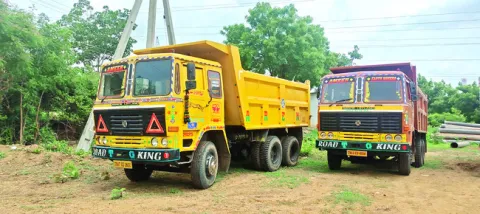 మొరం టిప్పర్ల పట్టివేత