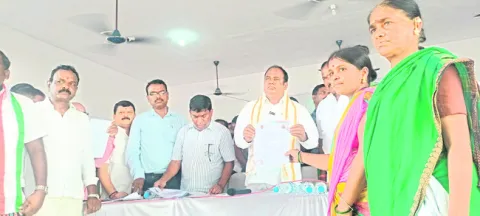 అర్హులందరికీ రేషన్‌ కార్డులు ఇస్తాం 