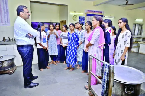 విద్యార్థినులకు ఆరోగ్య పరీక్షలు నిర్వహించాలి