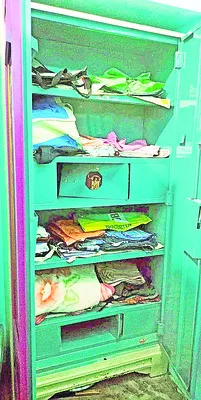 పట్ట పగలే రెండు ఇళ్లల్లో చోరీ 