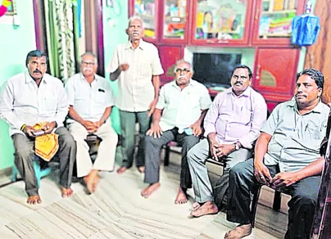 చేనేత సహకార సంఘాలకు రూ. 156 కోట్లివ్వాలి 