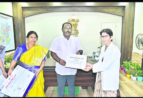 ఉపాధ్యాయుడిపై వేటు 
