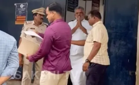 Vijayawada: Chevireddy Bhaskar Reddy Emotional In Court