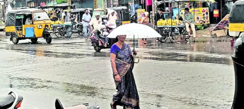 తేలికపాటి నుంచి భారీ వర్షం 