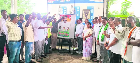 సీఎం చిత్రపటానికి క్షీరాభిషేకం