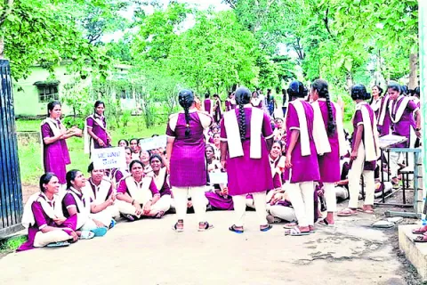 ప్రిన్సిపాల్‌, వార్డెన్‌పై  సస్పెన్షన్‌ ఎత్తివేయాలి
