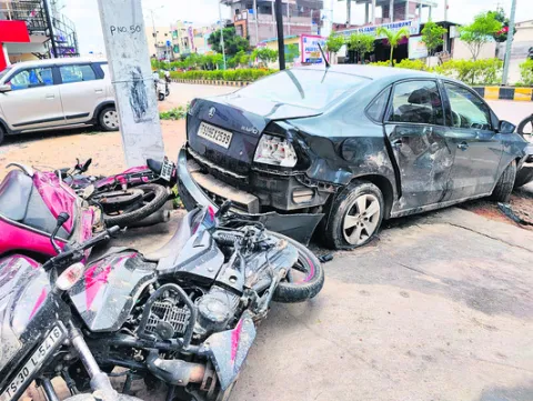 విద్యుత్‌ స్తంభాలను ఢీకొట్టిన కారు
