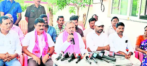 ఎరువుల కోసం రైతుల ఇబ్బందులు