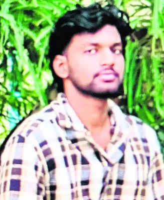ఆన్‌లైన్‌ బెట్టింగ్‌ వ్యసనానికి యువకుడి బలి 