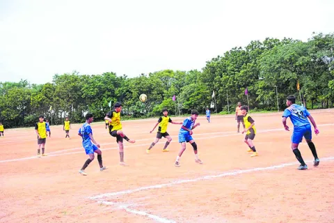 హోరాహోరీగా ఫుట్‌బాల్‌ పోటీలు