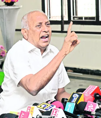 నీళ్లపై రాజధాని నిర్మిస్తున్నారు 