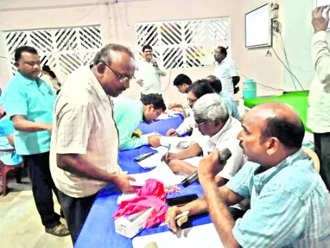 జీతాలు ఎప్పుడిస్తారు! 