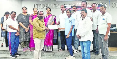 క్రీడాకారులకు బహుమతుల ప్రదానం