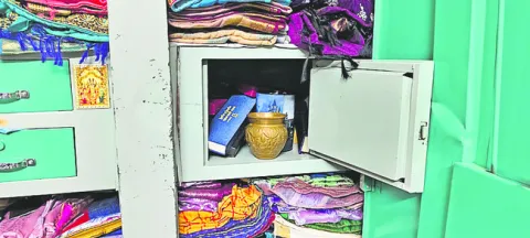 నిడదవోలులో చోరీ 
