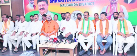 రేవంత్‌రెడ్డి అన్ని వర్గాలను మోసం చేసిండు