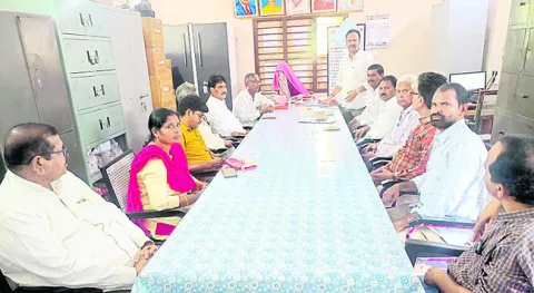 పీఆర్సీ అమలుకు సీఎం చొరవ చూపాలి