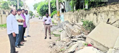 కూల్చివేతలపై కమిషనర్‌ ఆగ్రహం 
