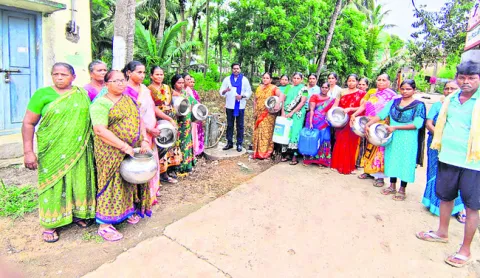 తాగునీటి కోసం బిందెలతో నిరసన 