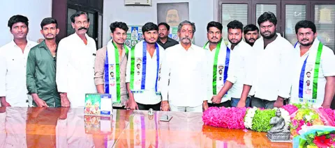 టీడీపీని వీడి వైఎస్సార్‌సీపీలో చేరిక 