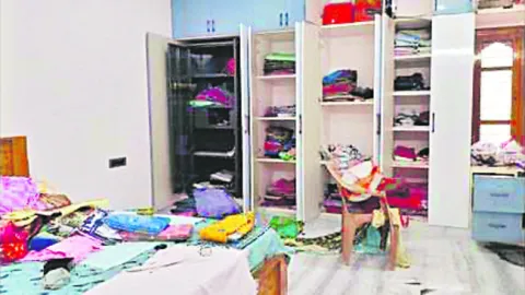 రెచ్చిపోయిన దొంగలు 