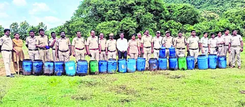 సారా స్థావరాలపై విస్తృత దాడులు