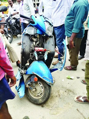 క్షణికావేశం.. బైక్‌ ధ్వంసం