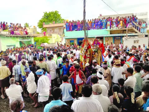 భక్తిశ్రద్ధలతో జలధికి పీర్లు 
