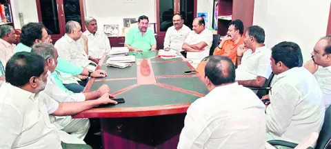 అక్రమ కేసులను ధైర్యంగా ఎదుర్కొంటాం 