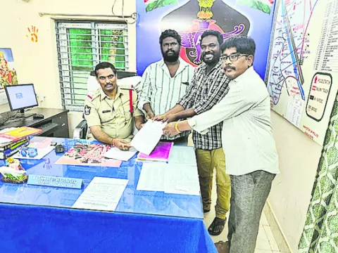 పాలెం సర్పంచ్‌పై అట్రాసిటీ కేసు నమోదు చేయాలి 