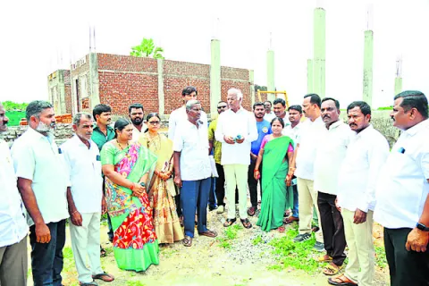 సకాలంలో బిల్లులు అందించాలి