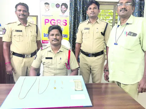 చోరీకి గురైన నగదు, నగలు స్వాధీనం 