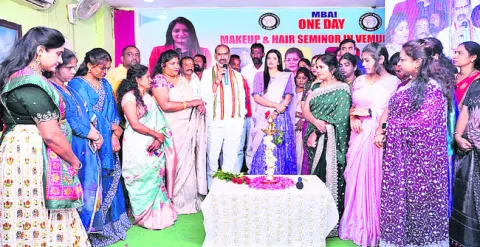 మహిళలు అన్ని రంగాల్లో రాణించాలి