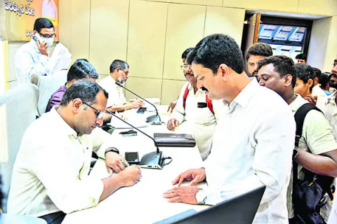 ‘సాక్షి’ మీడియాపై కక్ష సాధింపు తగదు 