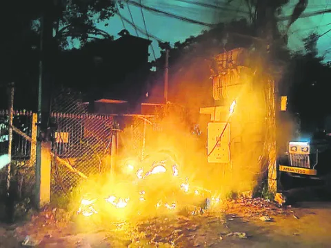ట్రాన్స్‌ఫార్మర్‌ పేలి  ద్విచక్రవాహనం దగ్ధం 

