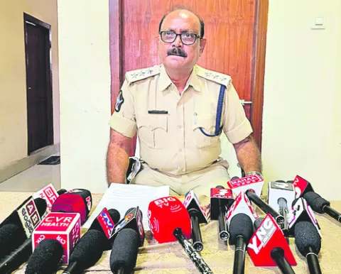 ఆటోలో తిప్పి.. తీవ్రంగా కొట్టి..