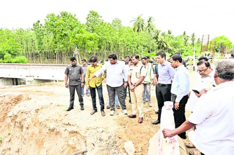 రోడ్డు పనులు త్వరగా పూర్తి చేయండి : కలెక్టర్‌ 