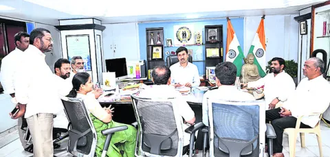 కార్మికులను ఆదుకోవాలి 
