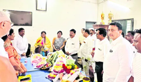 స్వర్ణ మల్లికను ఆదర్శంగా తీసుకోవాలి 
