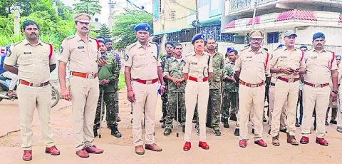 వ్యభిచార గృహాలపై పోలీసుల దాడులు 