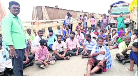 మహేష్‌ మృతదేహం మూలమళ్ల వద్ద లభ్యం 