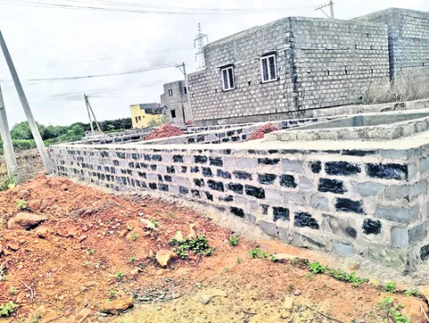 జగనన్న కాలనీలో యథేచ్ఛగా అక్రమ నిర్మాణాలు 