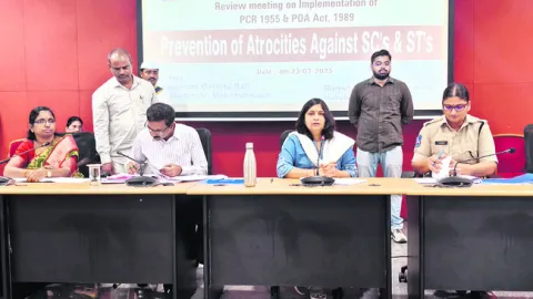 ఎస్సీ, ఎస్టీల సమస్యలు పరిష్కరించాలి 