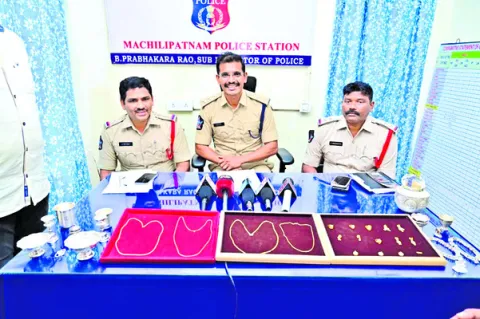 వయసులో మైనర్లు.. చోరీల్లో మేజర్లు 